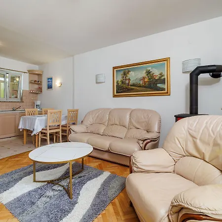 Appartement Modernes Nur 100 Meter Zum Mit Herrlichem Meerblick, Aussendusche, Grill Jadranovo
